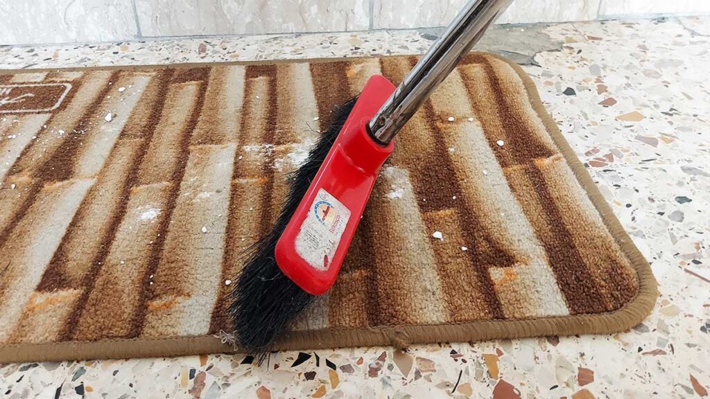 Il tappeto vicino alla porta trattiene l’umidità: come pulirlo prima che prenda odore