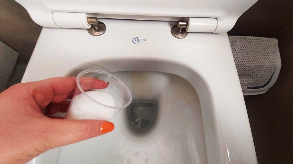 Le macchie gialle dal WC vanno via con questa miscela pulente