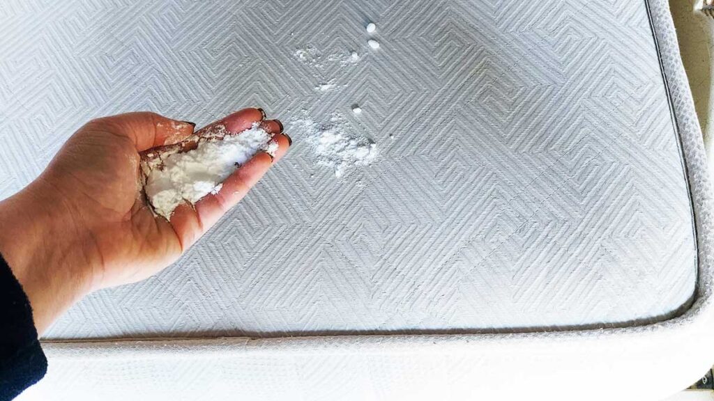 Come togliere le macchie di sangue dal materasso con rimedi casalinghi