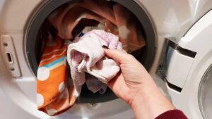 Perché il bucato puzza anche dopo averlo lavato?
