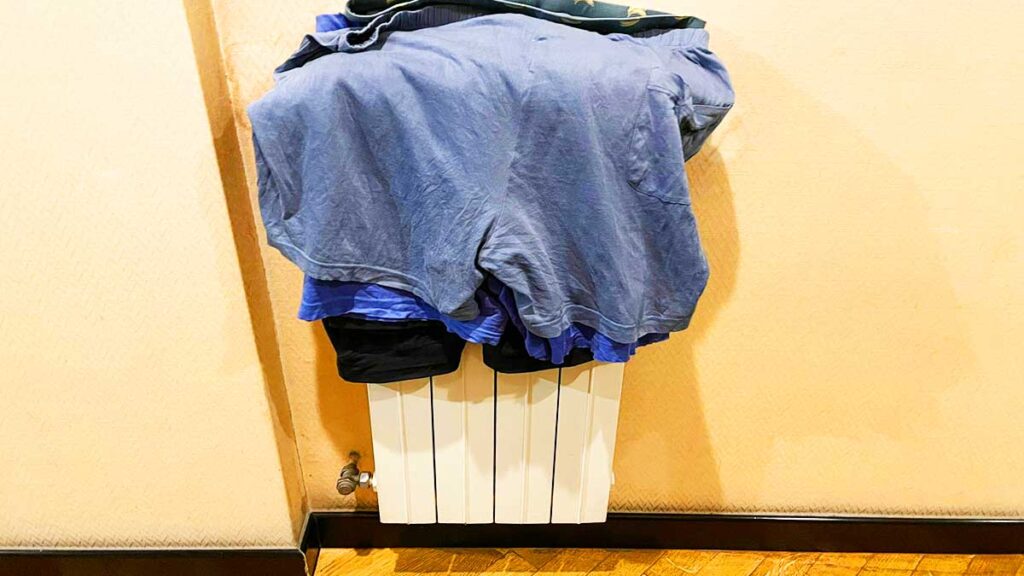 Perché il bucato puzza quando lo asciughiamo sul termosifone