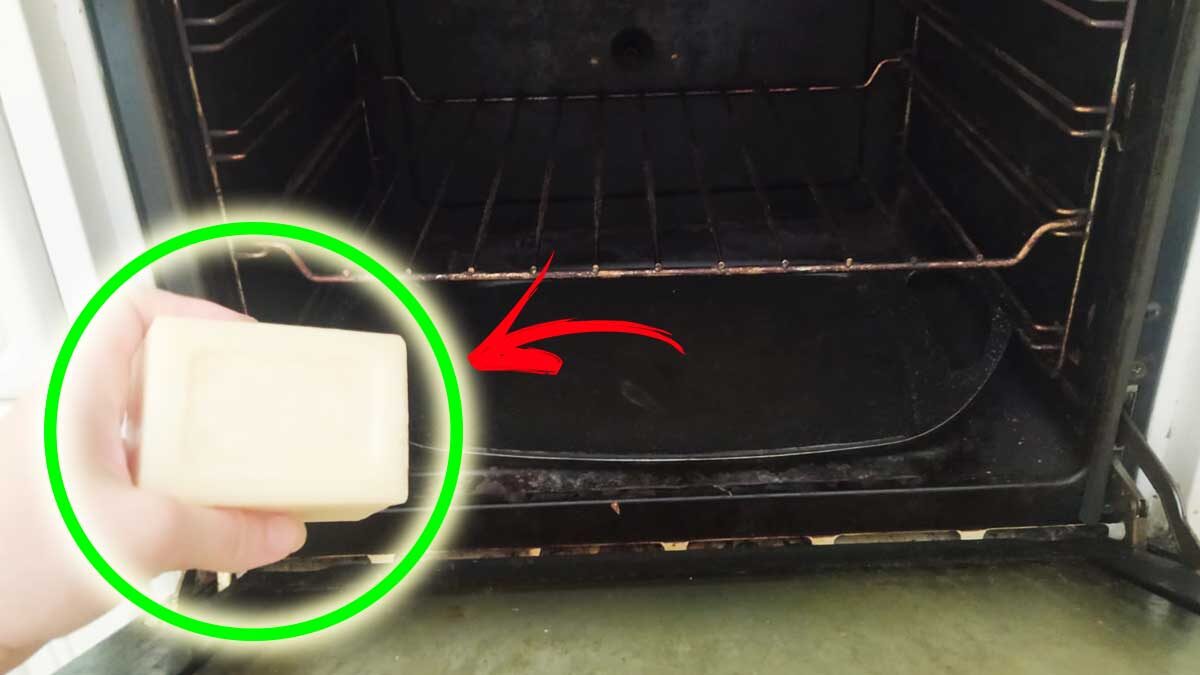 Come sgrassare a fondo il forno con una saponetta di Marsiglia