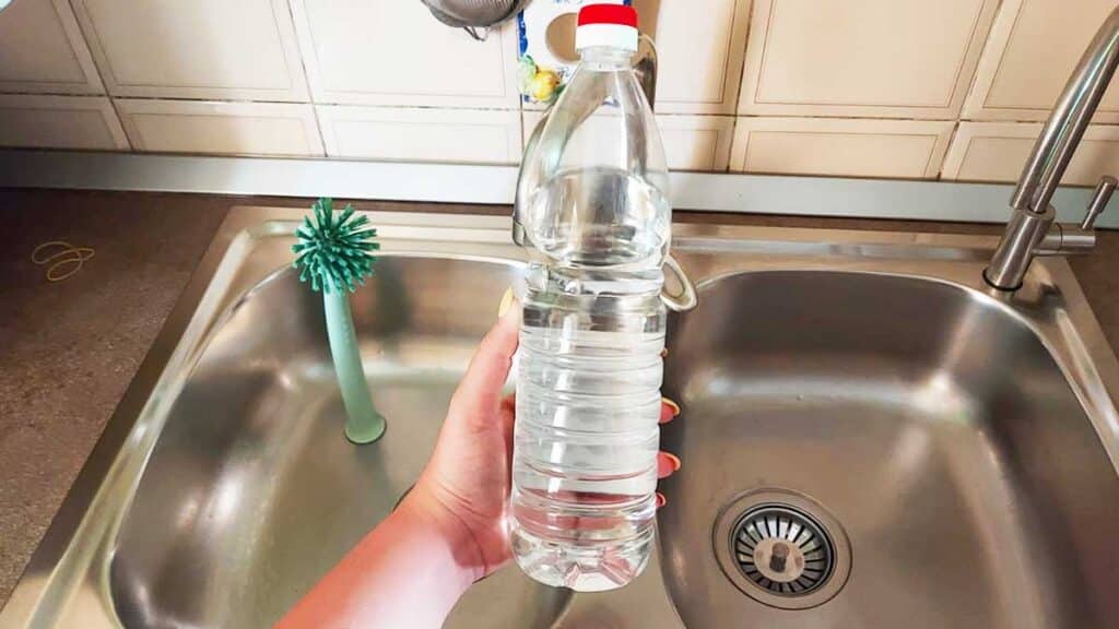 Come usare l’aceto bianco di alcol per pulire l’acciaio della cucina