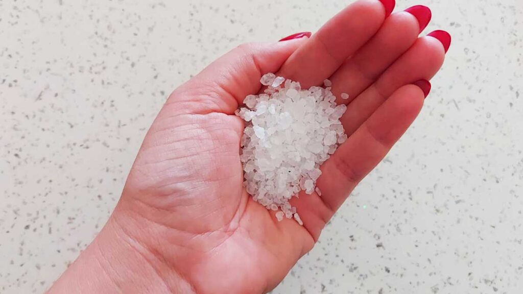Umidità e chiuso li ho risolti in casa con il sale grosso da quando è arrivato il freddo
