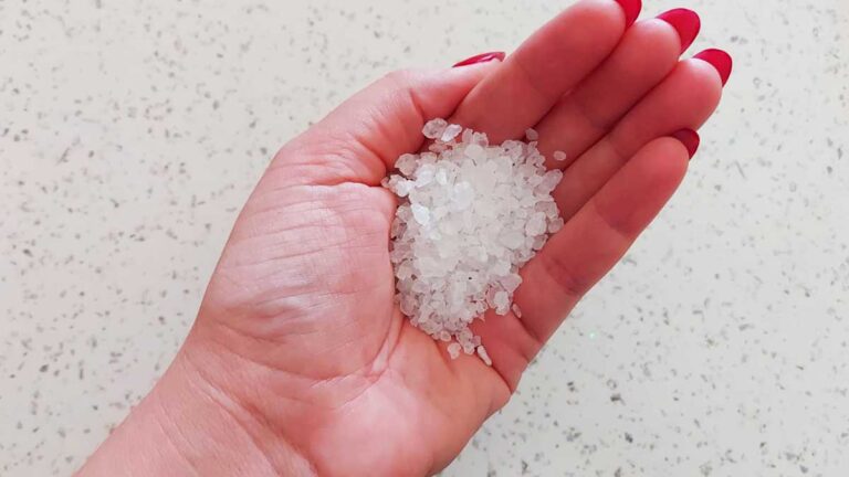 Umidità e chiuso li ho risolti in casa con il sale grosso da quando è arrivato il freddo