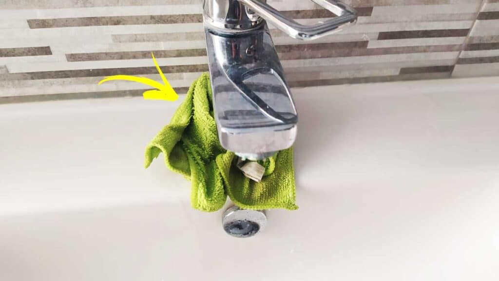 Come togliere l’alone di calcare intorno ai rubinetti del bagno