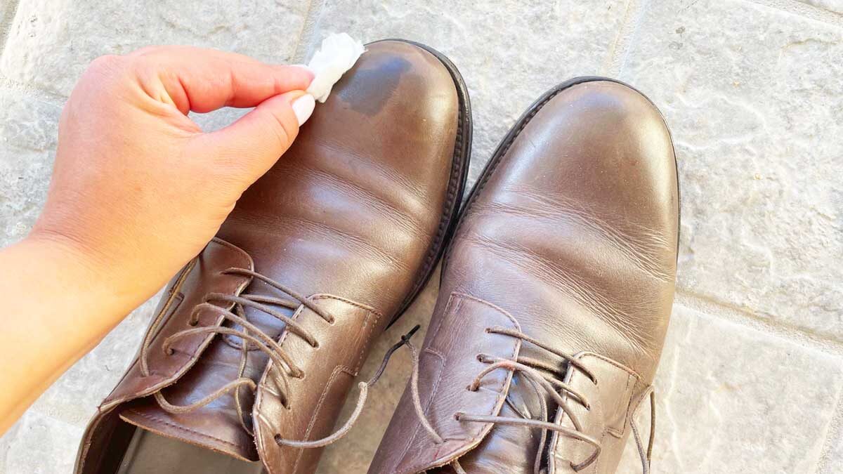 Come pulire le scarpe di pelle sporcate dal fango della pioggia