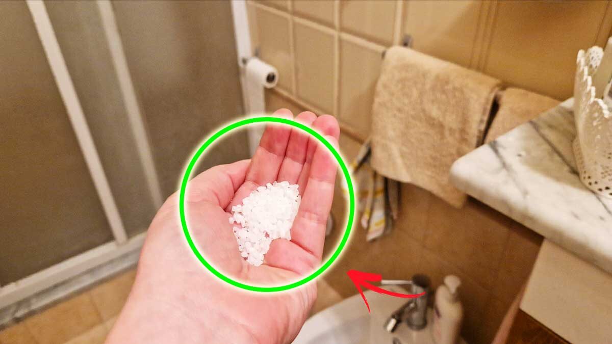 Come utilizzare una tazza di sale grosso come rimedio per il tuo Bagno