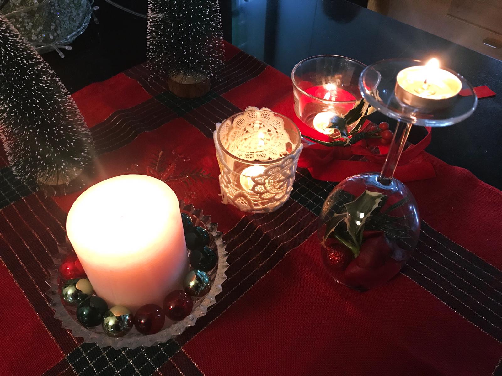 Cera delle candele su tavolo e tessuti: come toglierla senza allargare l’alone