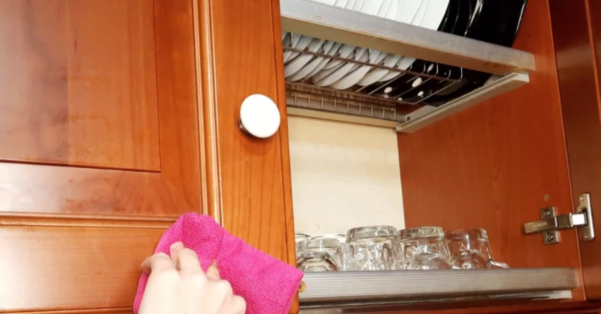 I mobili della cucina diventano appiccicosi anche quando sembrano puliti